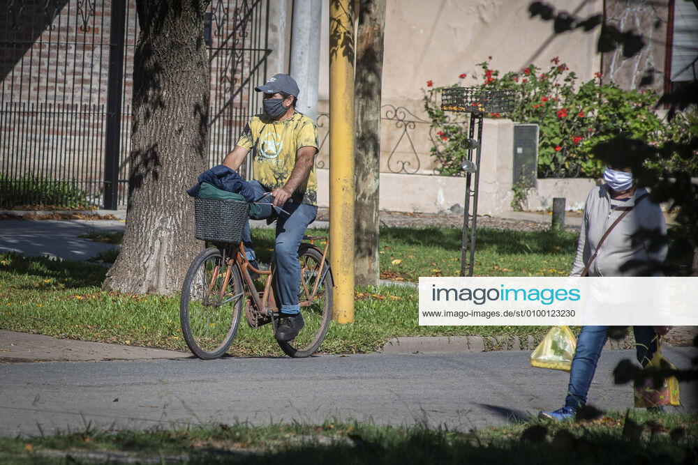 Coronavirus, Eindrücke aus Argentinien April 28, 2020, Firmat, Santa Fe, Argentina: The daily life of a little country town has seen a big change due to the COVID-19 outbreak. Despite only one positive case to date in the city, the use of face masks is mandatory in all public spaces to prevent the spread of the coronavirus. Firmat Argentina - ZUMAm105 20200428_zaf_m105_004