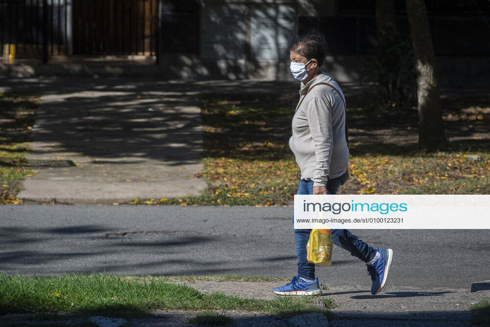 Coronavirus, Eindrücke aus Argentinien April 28, 2020, Firmat, Santa Fe, Argentina: A woman wearing a face masks walks carrying groceries. The daily life of a little country town has seen a big change due to the COVID-19 outbreak. Despite only one positive case to date in the city, the use of face masks is mandatory in all public spaces to prevent the spread of the coronavirus. Firmat Argentina - ZUMAm105 20200428_zaf_m105_005