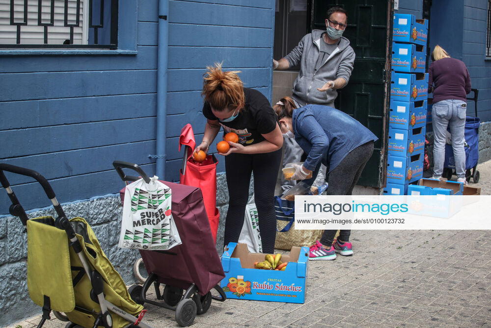 28 April 2020 (Malaga) The Association Altamar de Malaga distributes food, basic necessities, Stationery materials to follow the school year online and masks for children and minors of the house for 30 families of social exclusion and with few economic resources. - ZUMAc161 20200428_zap_c161_015