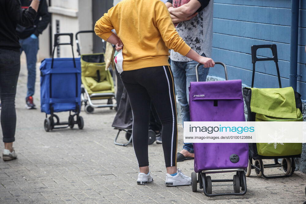 28 April 2020 (Malaga) The Association Altamar de Malaga distributes food, basic necessities, Stationery materials to follow the school year online and masks for children and minors of the house for 30 families of social exclusion and with few economic resources. - ZUMAc161 20200428_zap_c161_025