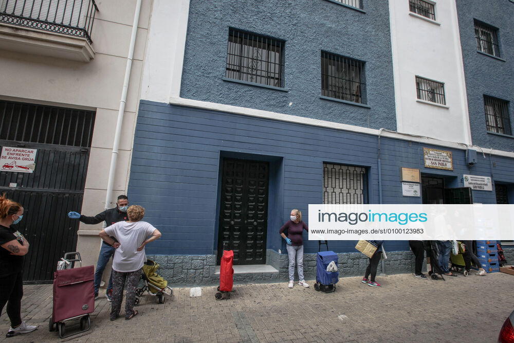 28 April 2020 (Malaga) The Association Altamar de Malaga distributes food, basic necessities, Stationery materials to follow the school year online and masks for children and minors of the house for 30 families of social exclusion and with few economic resources. - ZUMAc161 20200428_zap_c161_034