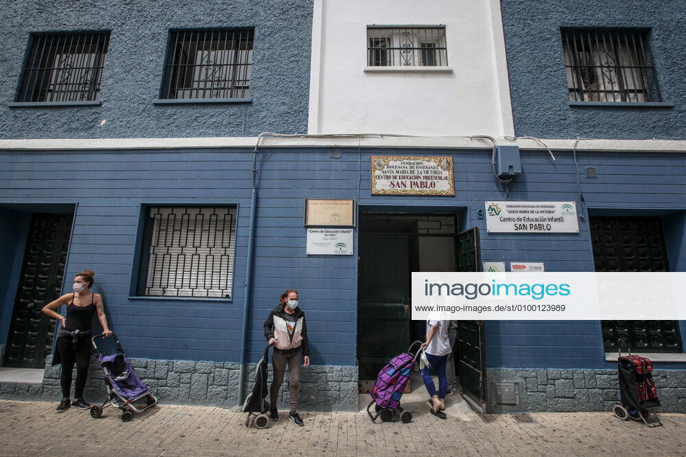 28 April 2020 (Malaga) The Association Altamar de Malaga distributes food, basic necessities, Stationery materials to follow the school year online and masks for children and minors of the house for 30 families of social exclusion and with few economic resources. - ZUMAc161 20200428_zap_c161_038