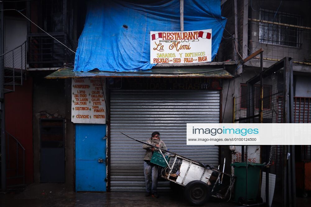 Coronavirus, Eindrücke aus Argentinien People wearing masks walk in the Villa 31 slum, where 11 new cases of COVID-19 were reported, in Buenos Aires, argentina, 28 April 2020. Villa 31 slum in Buenos Aires !ACHTUNG: NUR REDAKTIONELLE NUTZUNG!