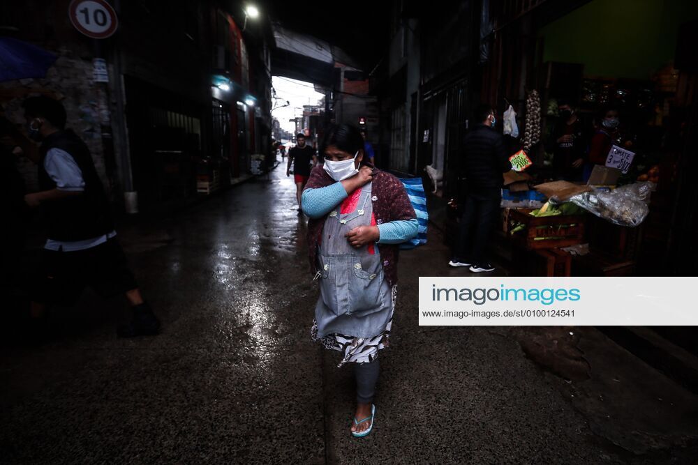 Coronavirus, Eindrücke aus Argentinien People wearing masks walk in the Villa 31 slum, where 11 new cases of COVID-19 were reported, in Buenos Aires, argentina, 28 April 2020. Villa 31 slum in Buenos Aires !ACHTUNG: NUR REDAKTIONELLE NUTZUNG!