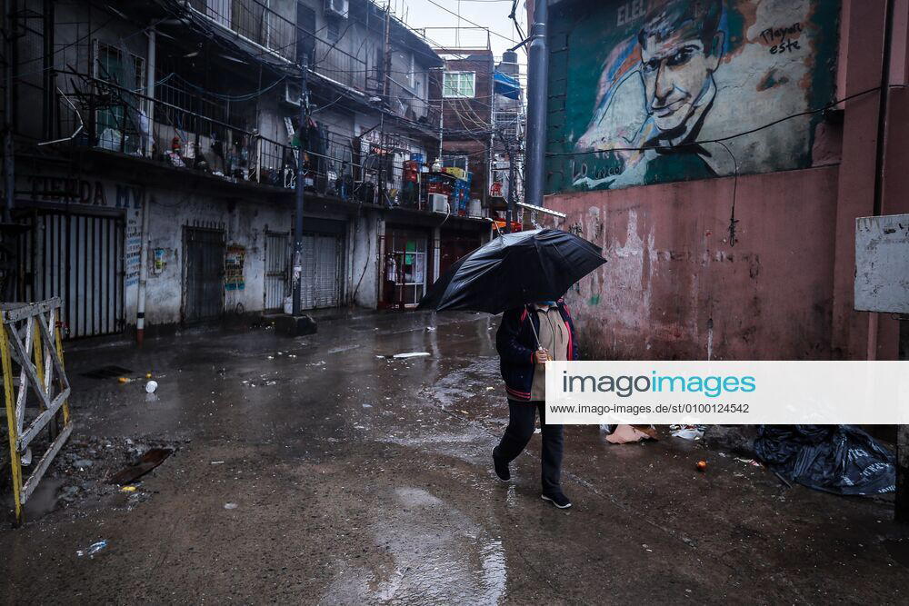 Coronavirus, Eindrücke aus Argentinien People wearing masks walk in the Villa 31 slum, where 11 new cases of COVID-19 were reported, in Buenos Aires, argentina, 28 April 2020. Villa 31 slum in Buenos Aires !ACHTUNG: NUR REDAKTIONELLE NUTZUNG!