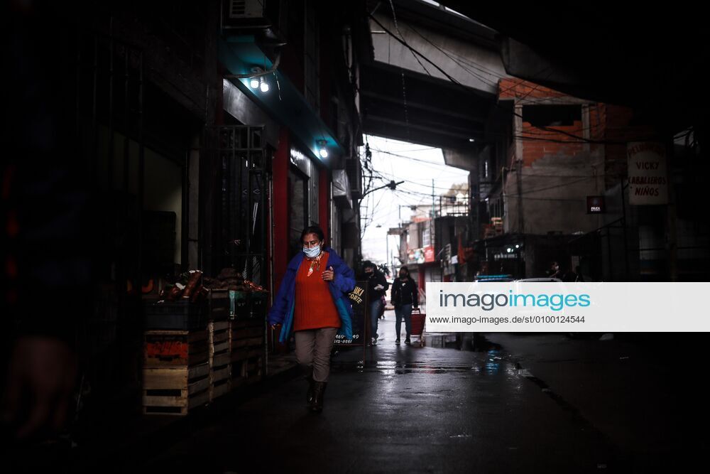 Coronavirus, Eindrücke aus Argentinien People wearing masks walk in the Villa 31 slum, where 11 new cases of COVID-19 were reported, in Buenos Aires, argentina, 28 April 2020. Villa 31 slum in Buenos Aires !ACHTUNG: NUR REDAKTIONELLE NUTZUNG!
