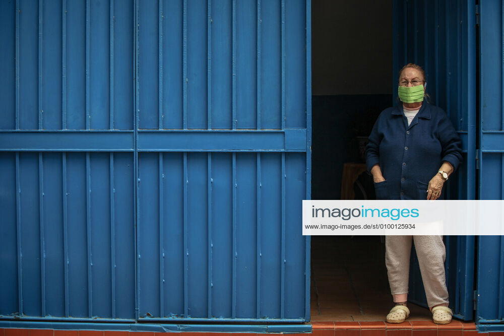 28 April 2020 (Malaga) citizens wearing masks use hygiene measures because of the coronavirus crisis - ZUMAc161 20200428_zap_c161_061