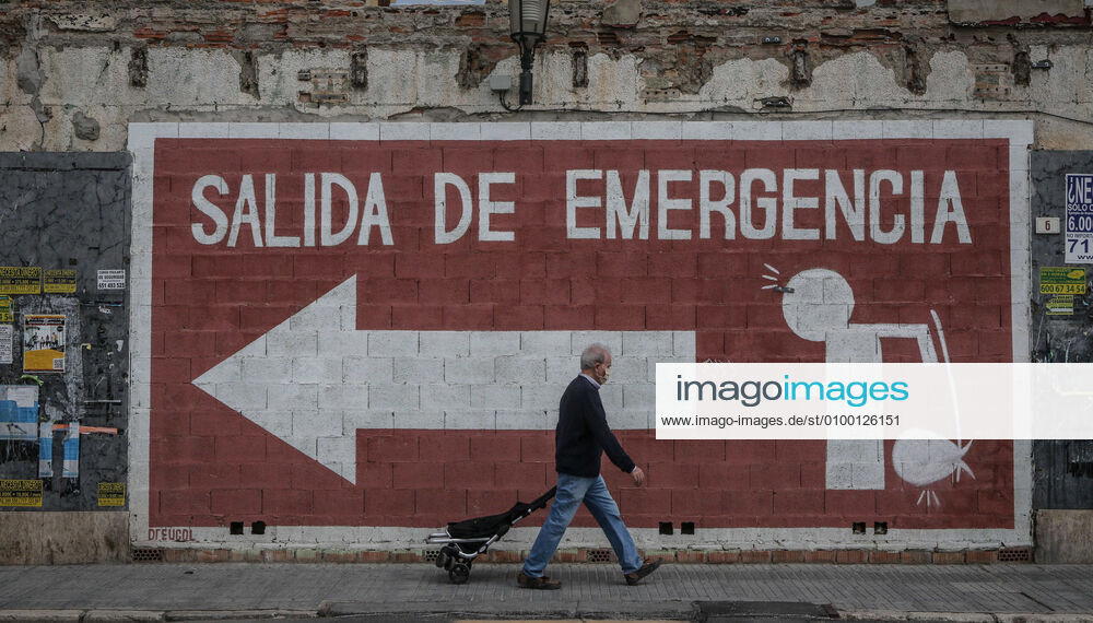 28 April 2020 (Malaga) citizens wearing masks use hygiene measures because of the coronavirus crisis - ZUMAc161 20200428_zap_c161_065