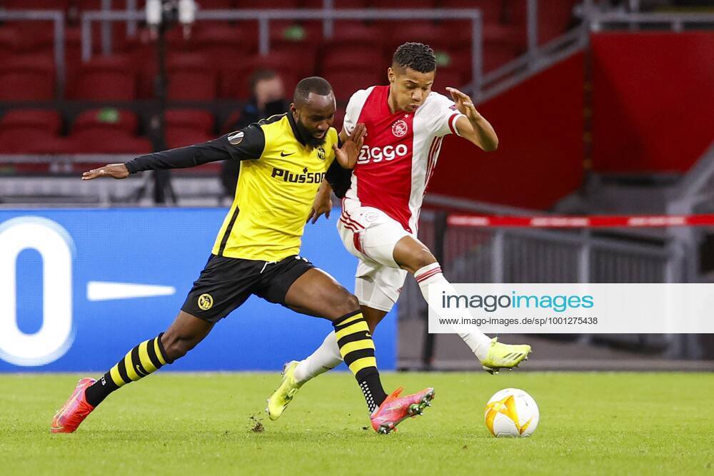 , Johan Cruijff Arena , Dutch football , Europa League , round of sixteen first leg , season 2020 2021. (L-R) Young Boys player Nicolas Moumi Ngamaleu and Ajax player David Neres during the match Ajax vs Young Boys Ajax - Young Boys x11072365x