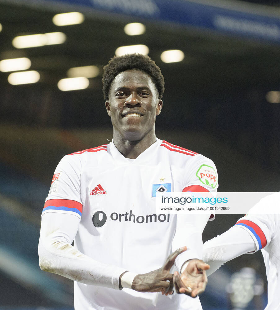 Cheering Amadou ONANA HH after his goal to 0 1, gesture, gestures to his arm, Football 2 Bundesliga, 25 Matchday, VfL Bochum BO Hamburger SV HH 0 2, on 12 03 2021 in Bochum Germany Â