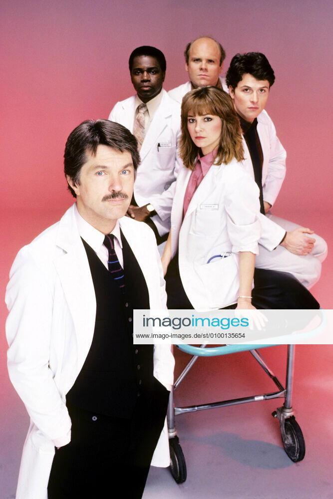 RYAN S FOUR, (clockwise from top left): Albert Hall, Dirk Blocker, Timothy Daly, Lisa Eilbacher, Tom Skerritt, 1983. Paramount Television Courtesy: Everett Collection Paramount Television Courtesy Everett Collection !ACHTUNG AUFNAHMEDATUM GESCHÄTZT! PUBLICATIONXNOTxINxCANxCHNxFRAxITAxJPNxNORxPOLxRUSxESPxUKxUSA