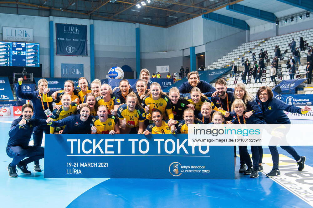 Players of Sweden celebrate behind a sign reading u009dTicket to Tokyo u009d as they pose for a photo after the Olympic Qualification handball match between Sweden and Argentina on March 20, 2021 in Lliria Photo Ludvig Thunman BILDBYRAN kod LT LT0131 handball handboll handball olympic qualification os kval os kval sweden argentina dam bbeng jubel,