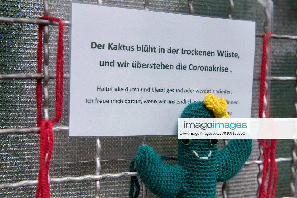 Coronavirus, Impressions from Berlin Germany, Berlin 29 04 2020 The picture shows a sign on a fence at a closed school Berlin Berlin Germany