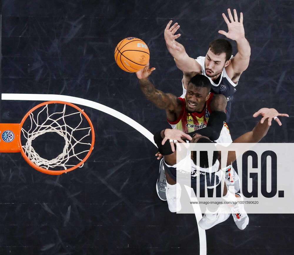 Center 31 Dylan Ennis Casademont Saragossa top Chase Fieler Brose Bamberg, 20 bottom Shevon Thompson Brose Bamberg, 27 Basketball Champions League 2020 21, playoffs game day 8, Brose Bamberg Casademont Saragossa 23 03 2021, Bamberg, Brose Arena