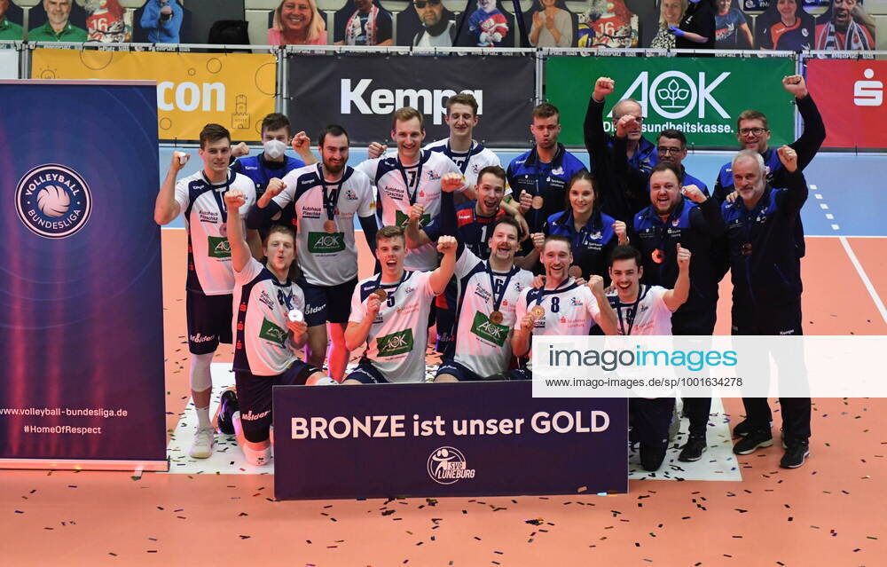 VB Play offs, Semi final, SVG Lueneburg vs VfB Friedrichshafen 25 03 2021, GER, VBL, Play Off, Semi final, SVG Lueneburg vs VFB Friedrichshafen, in the picture the Lueneburg team cheers about the bronze medal nordphotoxGmbH xWitke nph00002