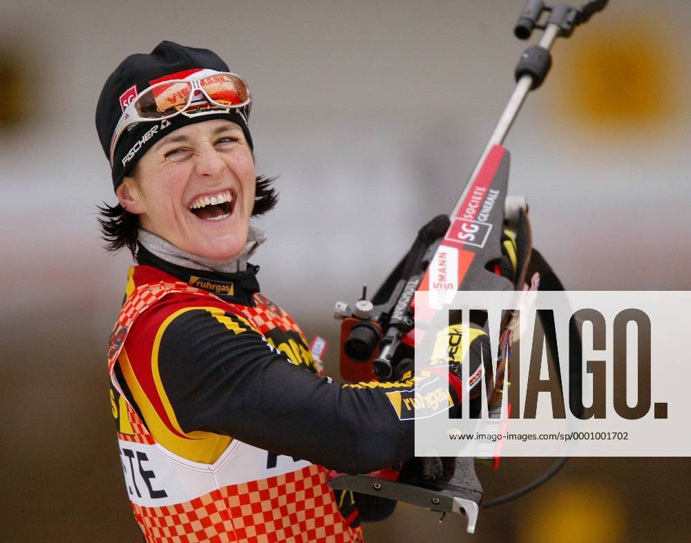 Uschi Disl (Deutschland) stellt ihr fröhliches Naturell unter Beweis Biathlon Damen Weltcup 2003 2004, Welt-Cup, Wordcup, World, WC, Training Einzelbild Hochfilzen Freude