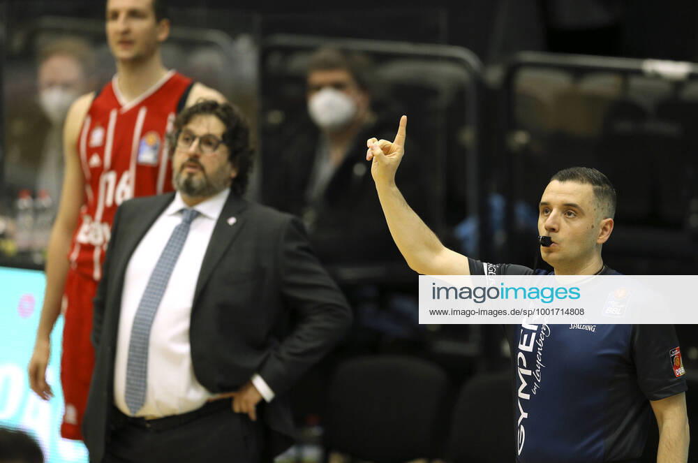 Coach Andrea Trinchieri Munich and referee Gentian Cici Basketball Men BBL on Sat 27 03 2021 Hamburg Towers Bayern Munich 91 86