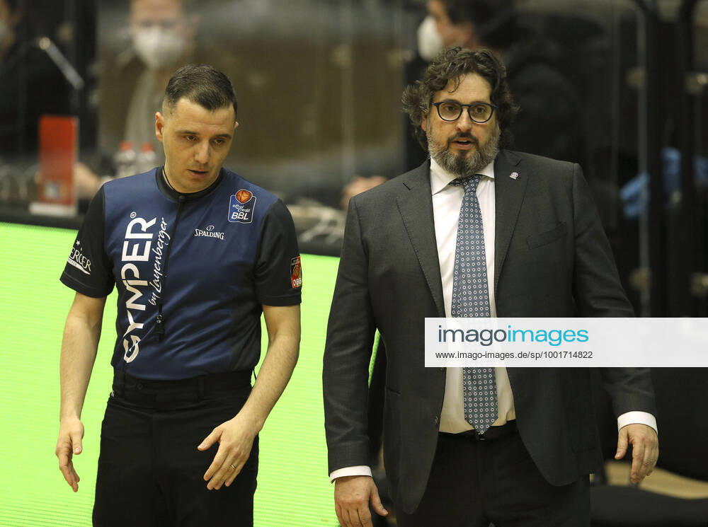Coach Andrea Trinchieri Munich and referee Gentian Cici , left Basketball Men BBL on Sat 27 03 2021 Hamburg Towers Bayern Munich 91 86
