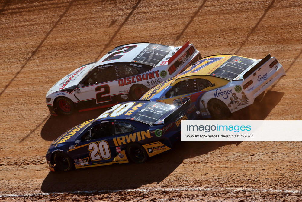 Bilder des Jahres 2021, Sport 03 März BRISTOL, TN - MARCH 29: 20: Christopher Bell, Joe Gibbs Racing, Toyota Camry Irwin Trade Strong 37: Ryan Preece, JTG Daugherty Racing, Chevrolet Camaro BUSH S Beans Kroger 2: Brad Keselowski, Team Penske, Ford Mustang Discount Tire during the running of the rain delayed Food City Dirt Race on March 29, 2021 at Bristol Motor Speedway in Bristol, TN. (Photo by Jeff Robinson Icon Sportswire) AUTO: MAR 29 NASCAR, Motorsport, USA Cup Series - Food City Dirt Race Icon2103292485