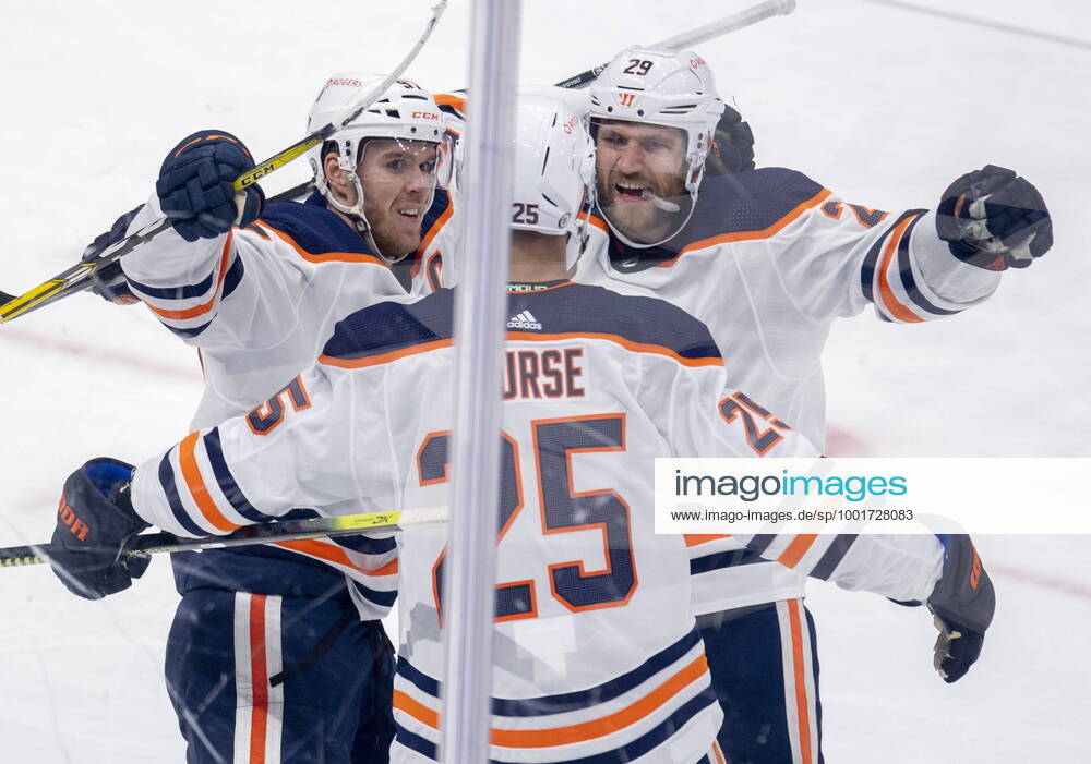 KW13 Bilder des Jahres 2021, Sport 03 März March 29, 2021, Toronto, on, Canada: Edmonton Oilers Connor McDavid (97) and Leon Draisaitl (29) congratulate defenceman Darnell Nurse (25) after he score the game winning during overtime NHL, Eishockey Herren, USA action against the Toronto Maple Leafs in Toronto on Monday March 29, 2021 Canada News - March 29, 2021 - ZUMAc35_ 20210329_zaf_c35_114