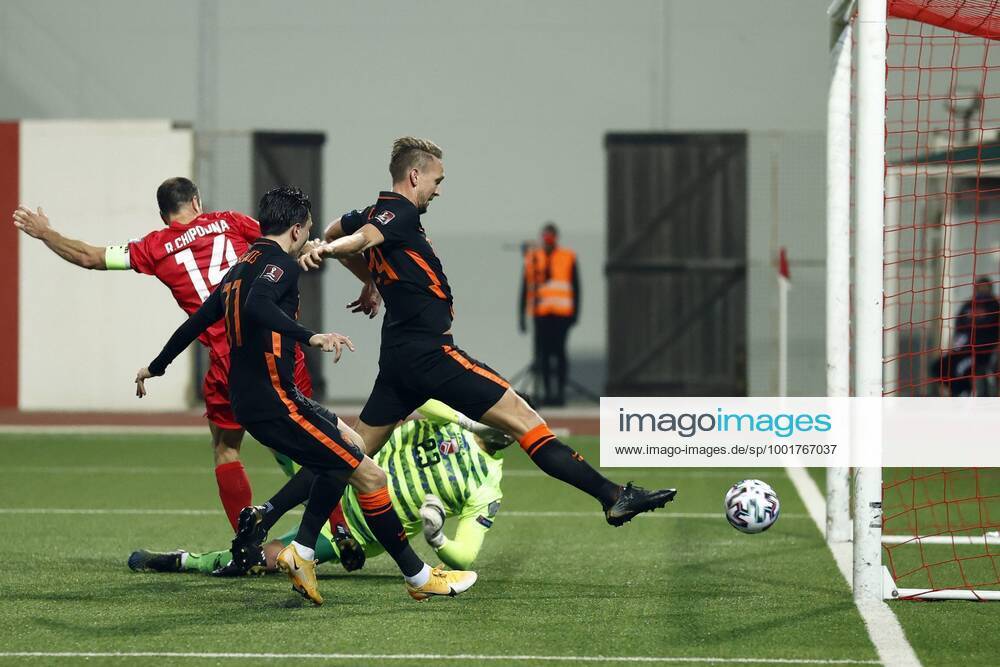 GIBRALTAR lr Roy Chipolina of Gibraltar, Steven Berghuis of Holland, Luuk de Jong of Holland scores the 0 2 in the World Cup qualifying match between Gibraltar and the Netherlands at the Victoria Stadium on March 30, 2021 in Gibraltar, Gibraltar ANP KOEN VAN WEEL FIFA World Cup 2021 Qualifier 2020 2021 ANPxSportx IVx 429722530