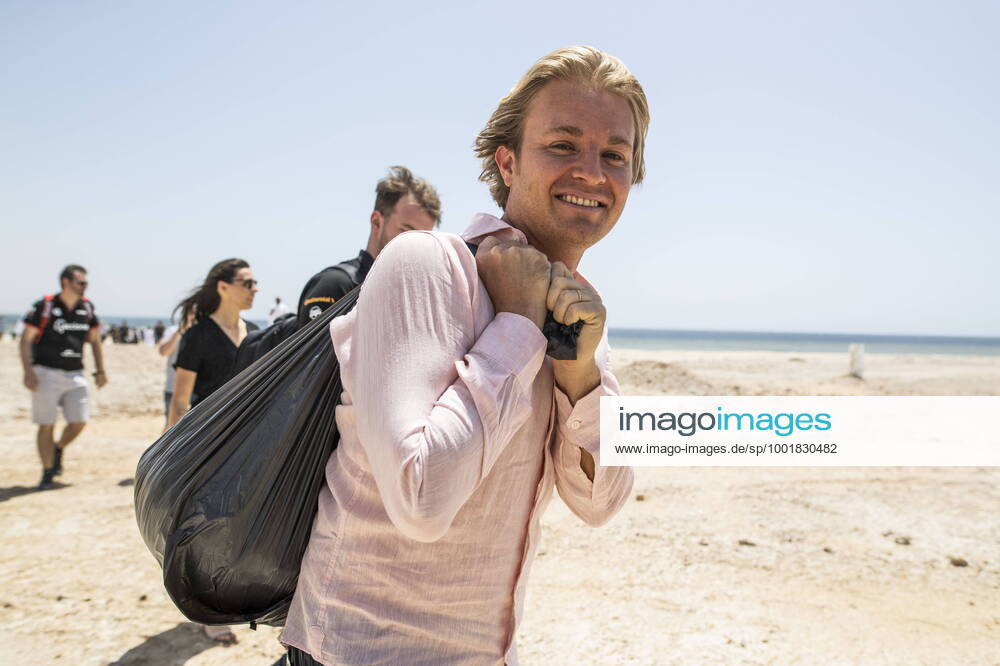 KW13 Bilder des Jahres 2021, Sport 03 März Mandatory Credit: Photo by Sam Bloxham Motorsport Images Shutterstock (11839523x) Nico Rosberg, founder and CEO, Rosberg X Racing, with a sack of rubbish after helping to clean the beach during the 2021 Extreme E Desert X Prix 2021 XE Desert X Prix, Riyadh Street Circuit, Diriyah, Saudi Arabia - 31 Mar 2021 2021 XE Desert X Prix, Riyadh Street Circuit, Diriyah, Saudi Arabia - 31 Mar 2021