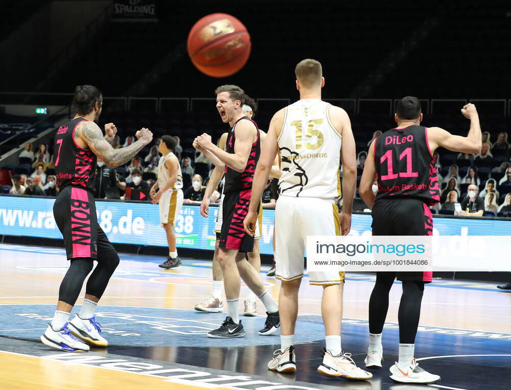 Löwen Braunschweig vs Bonn, BBL Braunschweig, 31 03 2021, BASKETBALL easyCredit BBL Basketball Bundesliga, Löwen Braunschweig vs Telekom Baskets Bonn, season 2020 21 final cheer Bonn Braunschweig