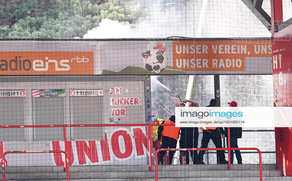 Football, men, 2020 2021 season, 1 Bundesliga 27 matchday , 1 FC Union Berlin Hertha BSC, after setting off fireworks, the roof of a snack bar on the forest side is on fire, stewards try to put out the fire, 04 04 2021,