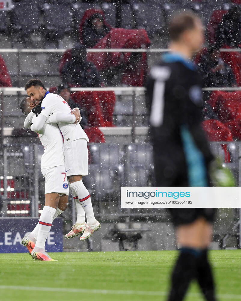 FOOTBALL CHAMPIONS LEAGUE SEASON 2020 2021 Quarterfinal First leg 07 04 2021 FC Bayern Muenchen Paris Saint Germain JUBEL Paris Saint Germain, goal scorer for 0 1 Kylian Mbappe li embraced by Neymar PHOTO Markus Ulmer Pressefoto Ulmer Pool via Ulrich Hufnagel Hufnagel PR MODELxRELEASExx For journalistic use only Only for editorial use No commercial usage Germany