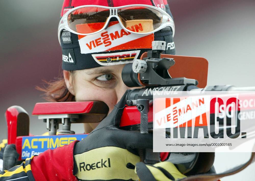 Uschi Disl (Deutschland) nimmt beim Stehendschießen genau Maß Biathlon Damen Weltcup 2003 2004, Welt-Cup, Worldcup, World, WC, 7,5 km Sprint, Kilometer, 7,5km Porträt Hochfilzen