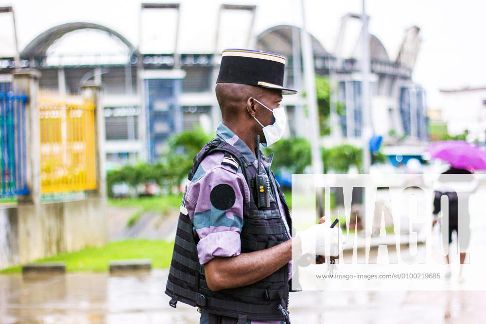 Un gendarme Gabonais portant un masque et des gants de protection dans une rue de Libreville ou les mesures ont à tà recommandà es pour les gestes barriere contre le covid-19, le 20 Avril 2020 lors du confinement total de Libreville pour lutter contre la pandà mie du coronavirus. A Gabonese gendarme wearing a mask and protective gloves in a street in Libreville where measures were recommended for barrier gestures against covid-19, on 20 April 2020 during the total containment of Libreville to fight against the coronavirus pandemic. Libreville Gabon