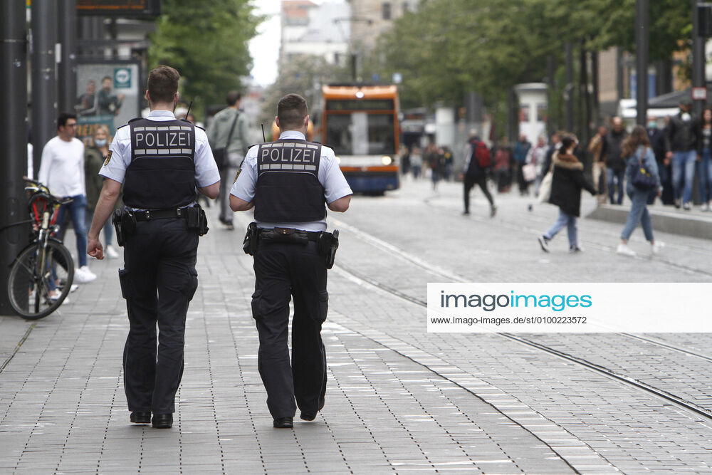 On the occasion of the Corona crisis, a police patrol of the state police of Baden Württemberg controls the observance of the contact prohibitions as well as minimum distances on the shopping street and pedestrian zone Planken in the city centre of Mannheim, Baden Württemberg, Germany, which has become highly frequented again after the reopening of the shops.