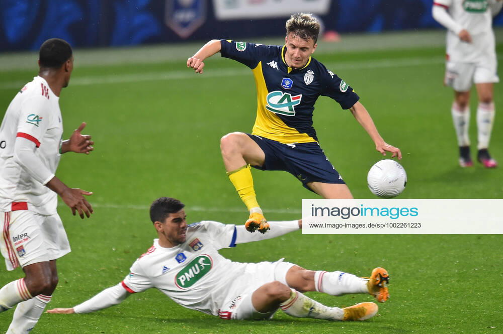 Bruno Guimaraes (lyon) vs Aleksandr Golovin (monaco) FOOTBALL : Olympique Lyonnais vs AS Monaco - 1 4 de finale de Coupe de France - 21 04 2021 FredericChambert Panoramic