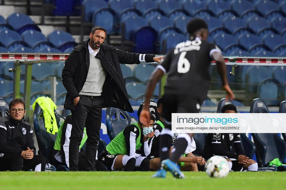 22nd April 2021; Dragao Stadium, Porto, Portugal; Portuguese Championship 2020 2021, FC Porto versus Vitoria de Guimaraes; Vitoria de Guimaraes manager Joao Henriques ActionPlus12282920 DanielxCastro Content restricted for UK based newspaper