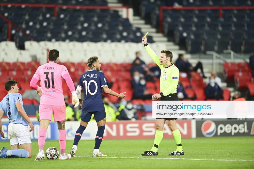 Carton jaune pouyr Neymar Jr (PSG) Felix Brych - Arbitre FOOTBALL : PSG vs Manchester City - 1 2 finale aller - UEFA ligue des champions - 28 04 2021 JBAutissier Panoramic