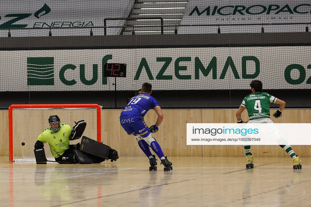 Sporting CP v OC Barcelos - Rink Hockey 1st Division Playoff Ferran Font shoots to score during the Rink Hockey playoffs 1st leg between Sporting CP and OC Barcelos, at Pavilhao Joao Rocha, Lisboa, Portugal, 08, May, 2021 Lisbon Portugal rico-sporting210508_npur7