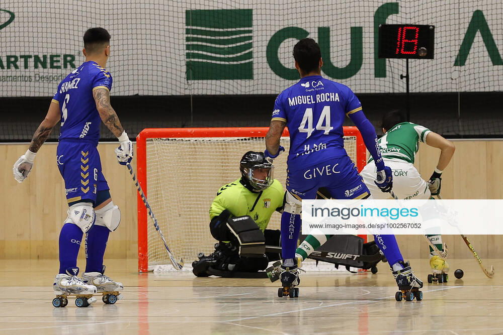 Sporting CP v OC Barcelos - Rink Hockey 1st Division Playoff Ferran Font dueling the goalkeeper during the Rink Hockey playoffs 1st leg between Sporting CP and OC Barcelos, at Pavilhao Joao Rocha, Lisboa, Portugal, 08, May, 2021 Lisbon Portugal rico-sporting210508_np1TR