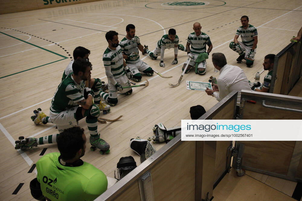 Sporting CP v OC Barcelos - Rink Hockey 1st Division Playoff Sporting CP team round his coach before overtime initiates during the Rink Hockey playoffs 1st leg between Sporting CP and OC Barcelos, at Pavilhao Joao Rocha, Lisboa, Portugal, 08, May, 2021 Lisbon Portugal rico-sporting210508_npany