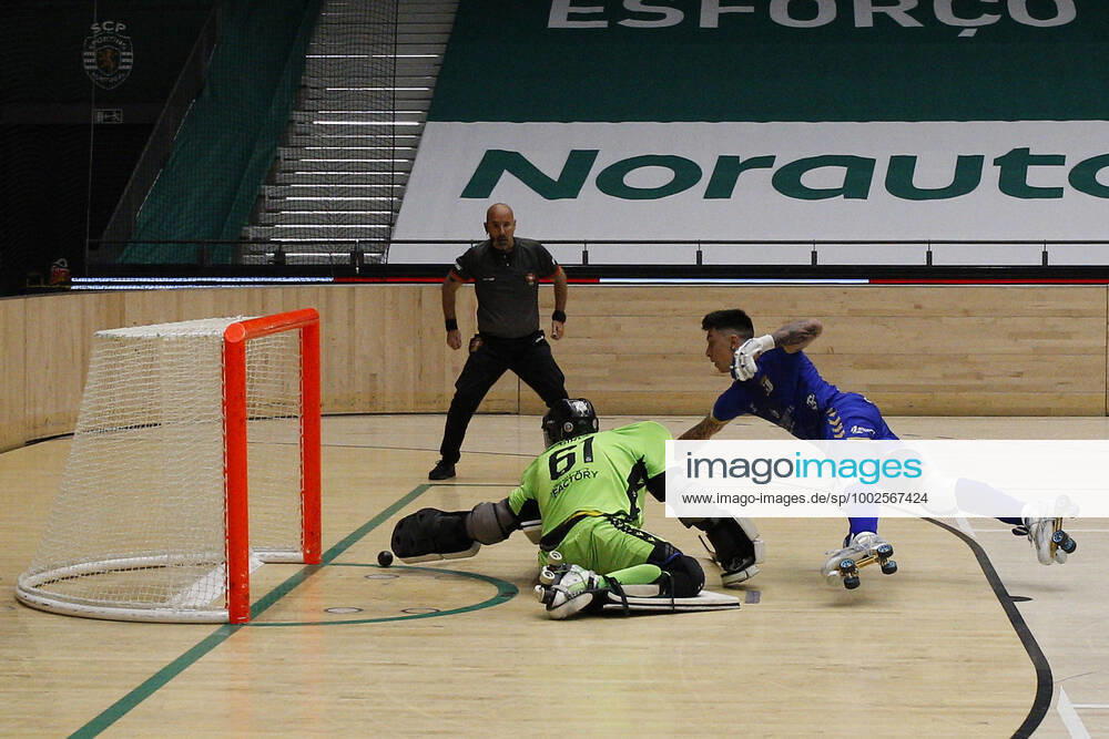 Sporting CP v OC Barcelos - Rink Hockey 1st Division Playoff Dario Gimenez passes though Angelo Girao and scores 3-3 during the Rink Hockey playoffs 1st leg between Sporting CP and OC Barcelos, at Pavilhao Joao Rocha, Lisboa, Portugal, 08, May, 2021 Lisbon Portugal rico-sporting210508_npuGD