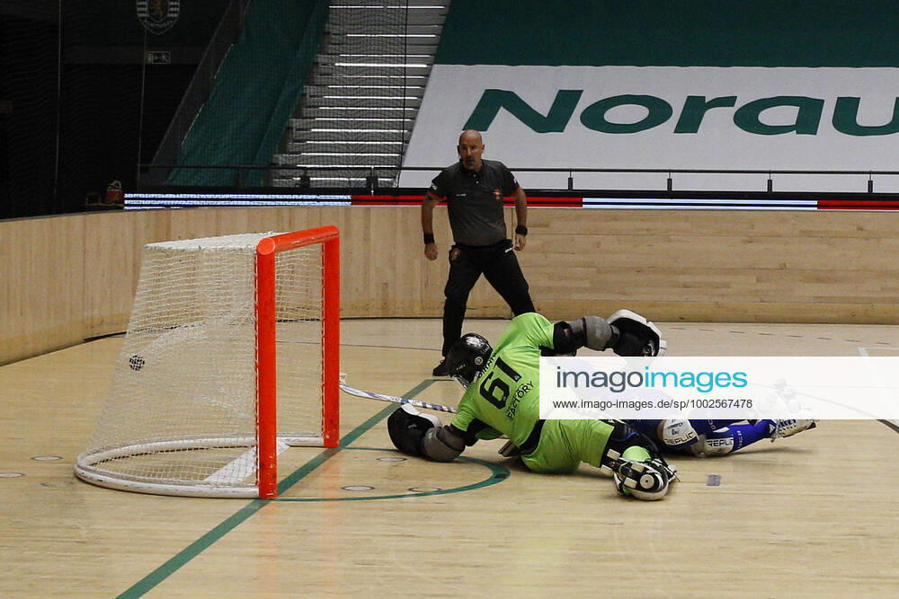 Sporting CP v OC Barcelos - Rink Hockey 1st Division Playoff Dario Gimenez passes though Angelo Girao and scores 3-3 during the Rink Hockey playoffs 1st leg between Sporting CP and OC Barcelos, at Pavilhao Joao Rocha, Lisboa, Portugal, 08, May, 2021 Lisbon Portugal rico-sporting210508_np4fn