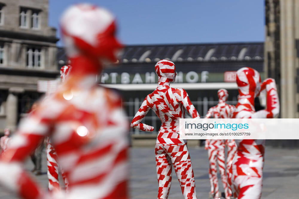 Art Installation It is like it is Memorial to the Corona Crisis 2020 , an installation of 111 masked mannequins, by Dennis Josef Meseg on the occasion of the strict measures of the Federal Government because of the Corona Crisis on the Domplatte Cologne, 05 05 2020 Foto:xC.xFuturexImage