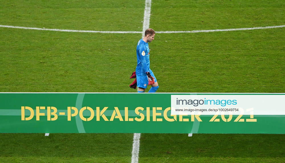 Football, men, 2020 2021 season, 78 DFB Pokal final in Berlin, RB Leipzig Borussia Dortmund, goalkeeper Peter Gulacsi RB Leipzig , disappointment after final whistle, 13 05 2021,