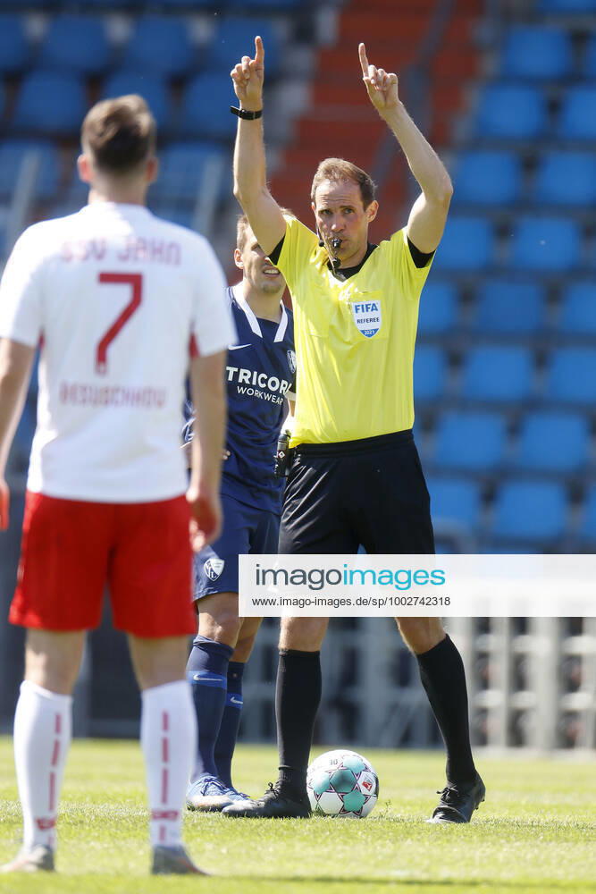 Football Season 2020 21 2 Bundesliga, 32 Matchday, VFL Bochum Jahn Regensburg 5 1 Referee Sascha STEGEMANN re indicates a review.