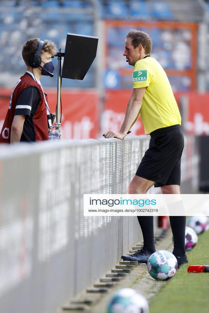 Football season 2020 21 2 Bundesliga, 32 Matchday, VFL Bochum Jahn Regensburg 5 1 Referee Sascha STEGEMANN re watching a match scene on the monitor