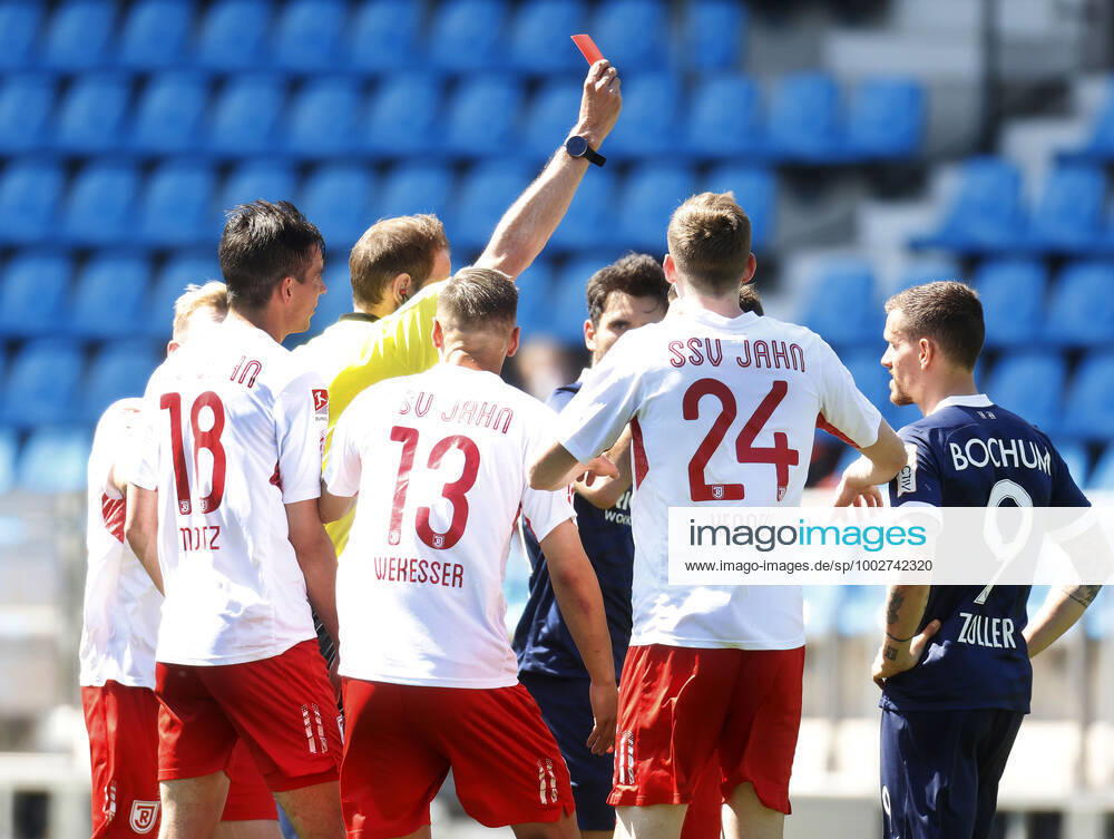 Football season 2020 21 2 Bundesliga, 32 Matchday, VFL Bochum Jahn Regensburg 5 1 Referee Sascha STEGEMANN 2 v left shows Benedikt Jahn Regensburg a concealed red card
