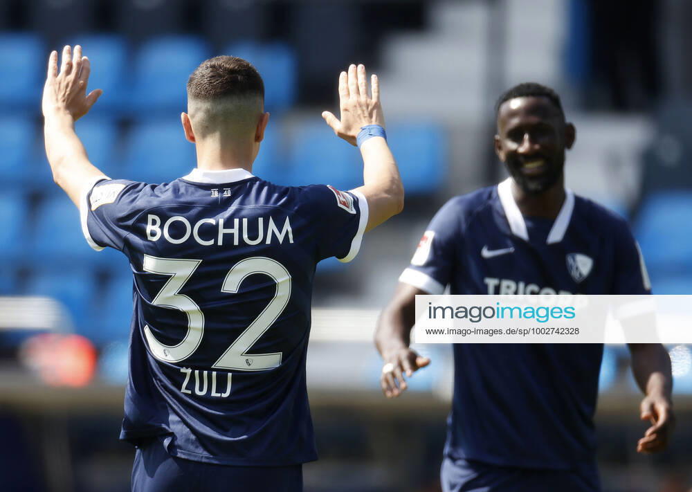 Football season 2020 21 2 Bundesliga, 32 Matchday, VFL Bochum Jahn Regensburg 5 1 Robert ZULJ VFL li is happy with Silvre Ganvoula MÕBoussy VFL re about his goal to 4 1
