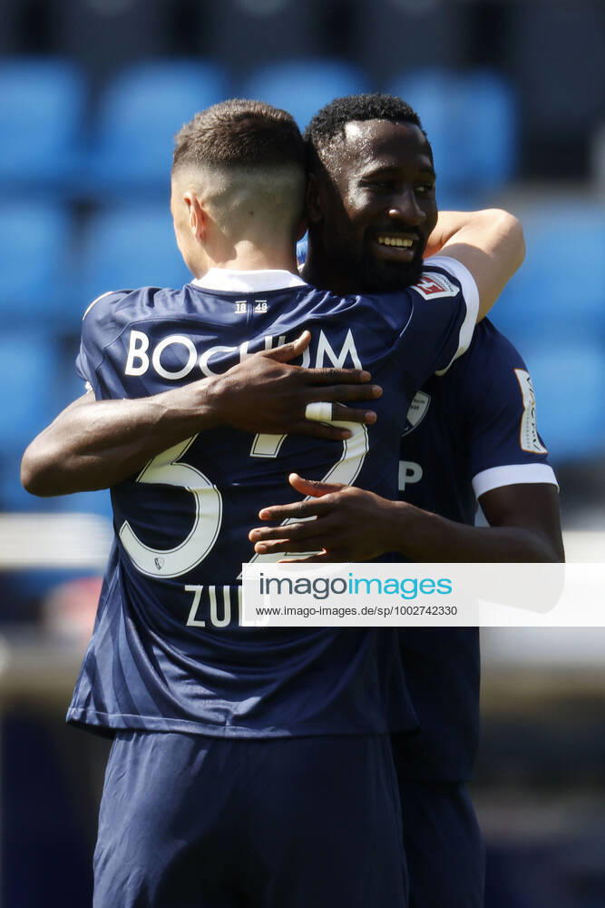 Football season 2020 21 2 Bundesliga, 32 Matchday, VFL Bochum Jahn Regensburg 5 1 Robert ZULJ VFL li is happy with Silvre Ganvoula MÕBoussy VFL re about his goal to 4 1