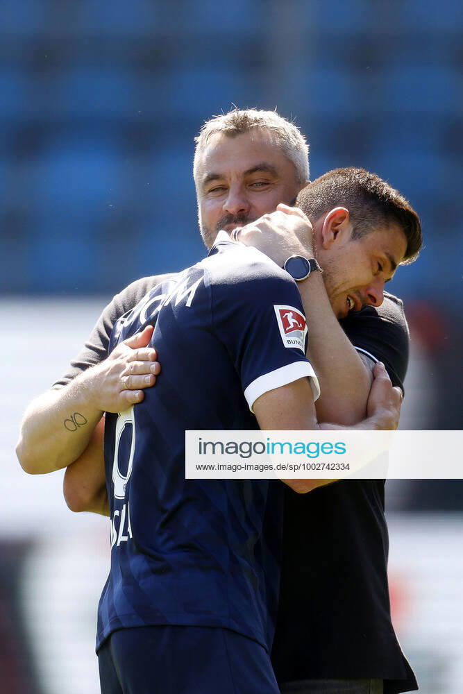 Football Season 2020 21 2 Bundesliga, 32 Matchday, VFL Bochum Jahn Regensburg 5 1 Coach Thomas REIS VFL takes his captain Anthony LOSILLA VFL in his arms after the final whistle.