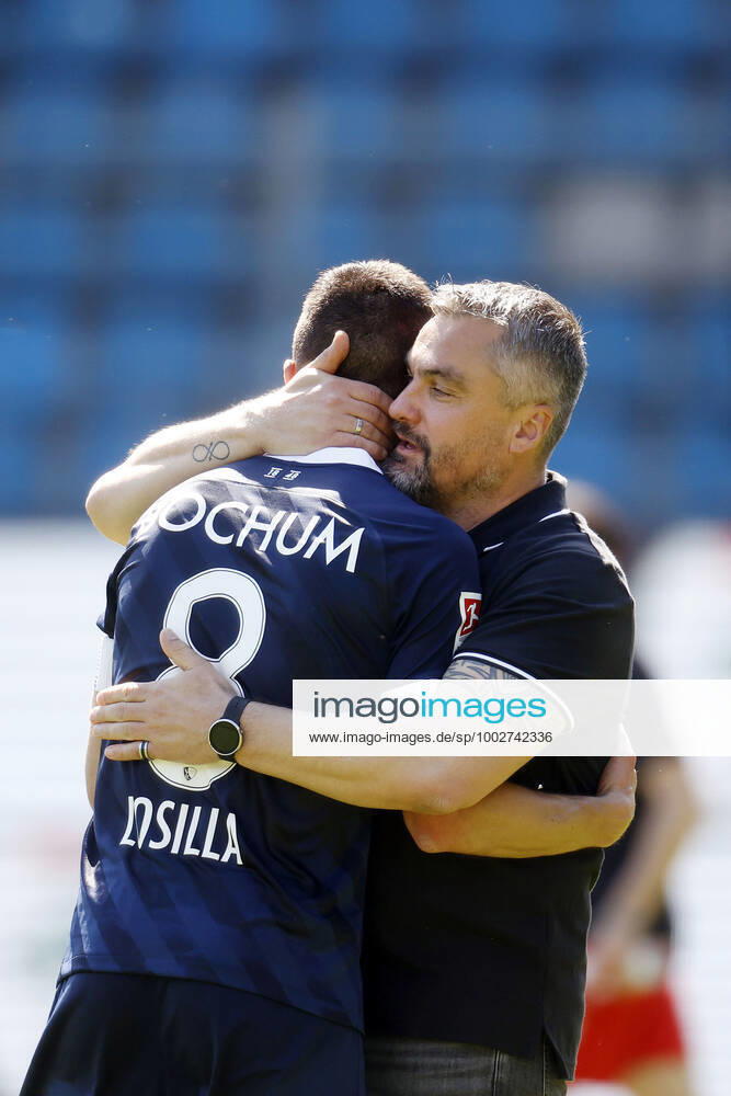 Football Season 2020 21 2 Bundesliga, 32 Matchday, VFL Bochum Jahn Regensburg 5 1 Coach Thomas REIS VFL takes his captain Anthony LOSILLA VFL in his arms after the final whistle.