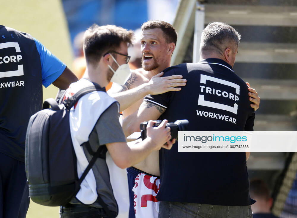 Football Season 2020 21 2 Bundesliga, 32 Matchday, VFL Bochum Jahn Regensburg 5 1 Coach Thomas REIS VFL re takes Simon ZOLLER VFL 2 v re in his arms after the final whistle.